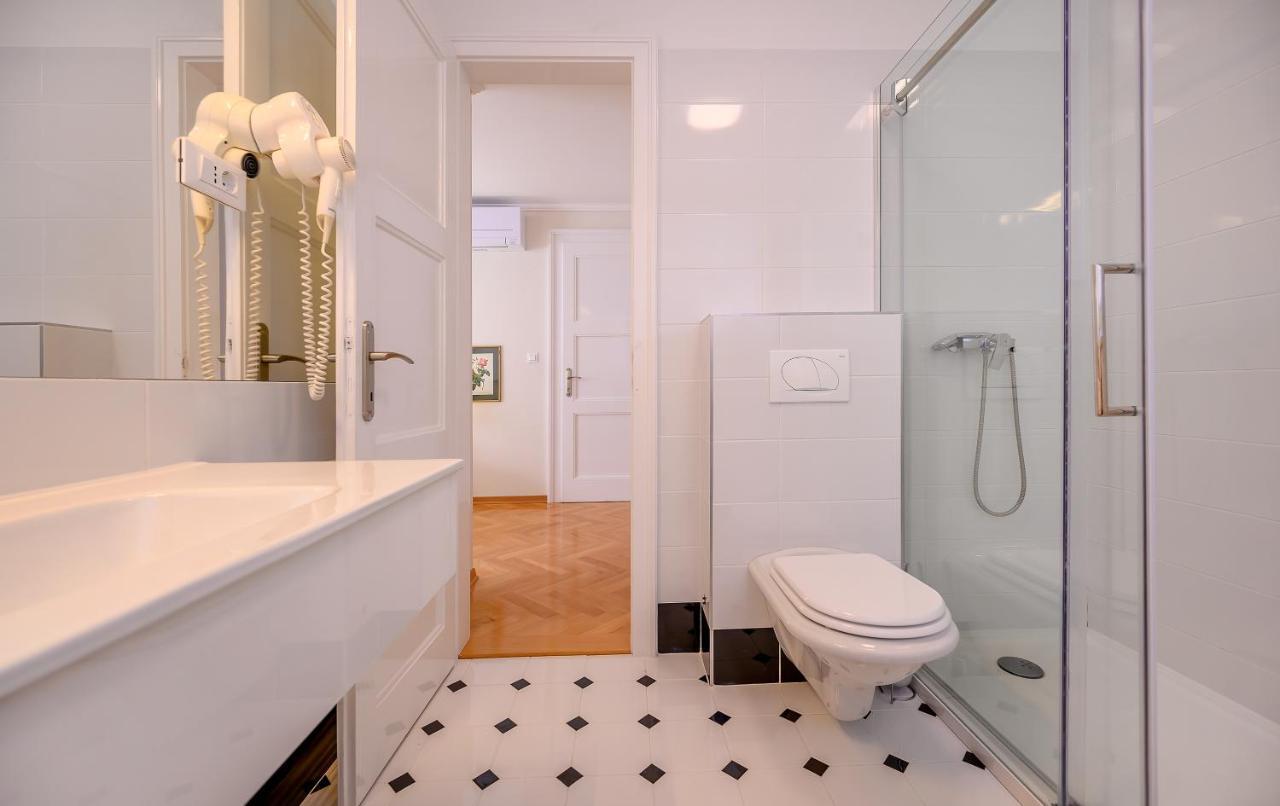 Palace Schoen Milesi - Esense Of Prestige - Private Pool - Free Parking - Old Money Style Luxury Rooms - Walking Distance To The Old Town, The Beach And All Amenities - Buralux Properties 斯普利特 外观 照片