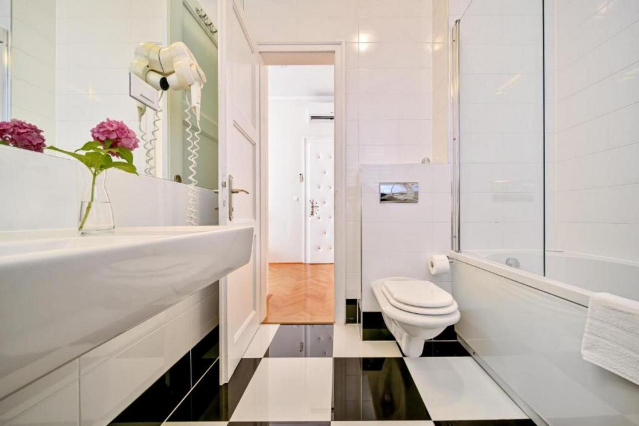 Palace Schoen Milesi - Esense Of Prestige - Private Pool - Free Parking - Old Money Style Luxury Rooms - Walking Distance To The Old Town, The Beach And All Amenities - Buralux Properties 斯普利特 外观 照片