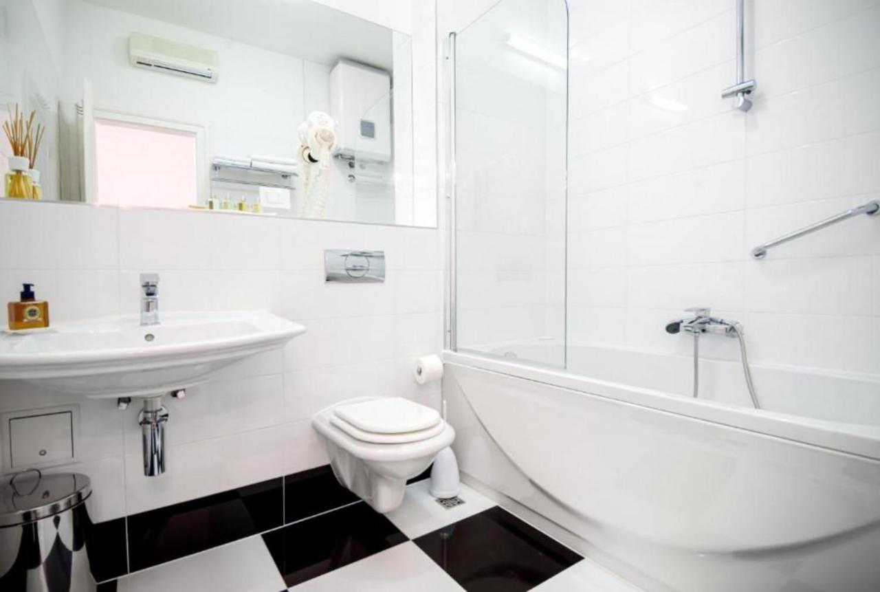 Palace Schoen Milesi - Esense Of Prestige - Private Pool - Free Parking - Old Money Style Luxury Rooms - Walking Distance To The Old Town, The Beach And All Amenities - Buralux Properties 斯普利特 外观 照片