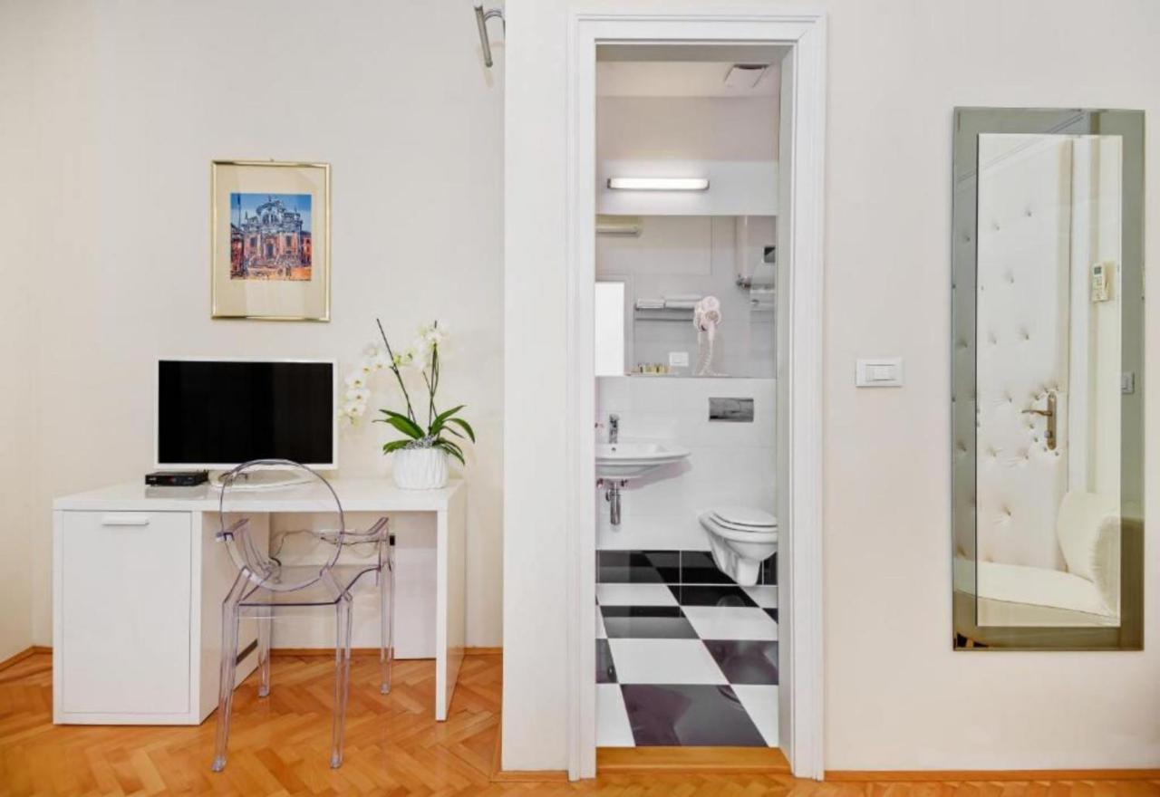 Palace Schoen Milesi - Esense Of Prestige - Private Pool - Free Parking - Old Money Style Luxury Rooms - Walking Distance To The Old Town, The Beach And All Amenities - Buralux Properties 斯普利特 外观 照片